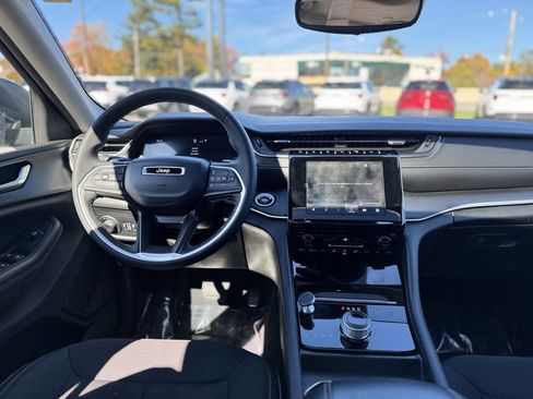 Used 2024 Jeep Grand Cherokee Laredo X image 13