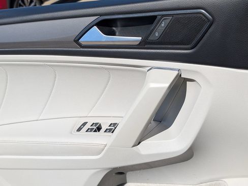 Used 2023 Volkswagen Tiguan SE w/ Panoramic Sunroof Package FWD image 27