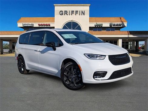 New 2026 Chrysler Pacifica Limited w/ S Appearance Package image 2