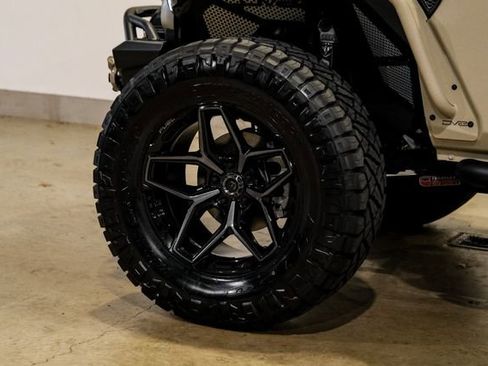 Used 2025 Jeep Wrangler Unlimited Rubicon w/ Technology Group image 10