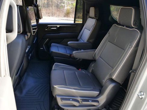 Used 2025 Chevrolet Suburban Premier image 32