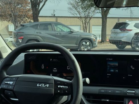 Used 2025 Kia K4 LXS image 36