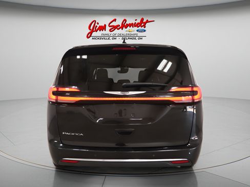 Used 2025 Chrysler Pacifica Select FWD image 5