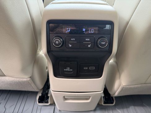 Used 2022 GMC Acadia Denali w/ Denali Technology Package image 28