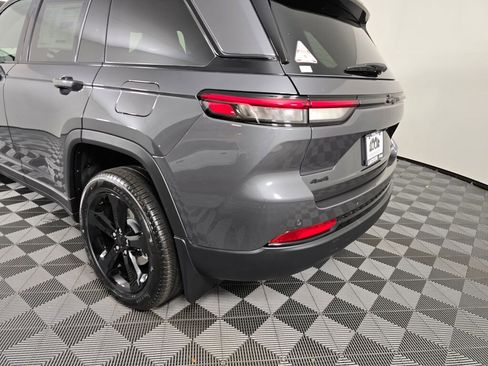 New 2025 Jeep Grand Cherokee Limited w/ Black Appearance Package image 13