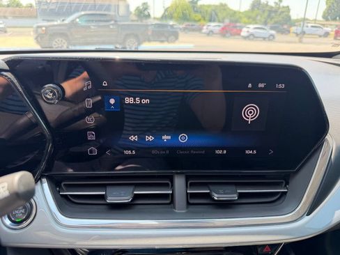 Used 2025 Chevrolet Trax LT FWD image 18