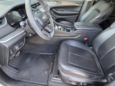 Used 2024 Jeep Grand Cherokee Limited w/ Luxury Tech Group II RWD image 6