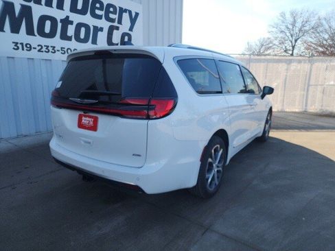 New 2026 Chrysler Pacifica Pinnacle image 22