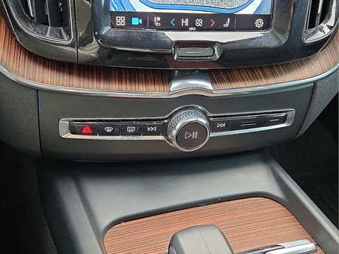 Certified 2023 Volvo XC60 B5 Plus w/ Climate Package image 29
