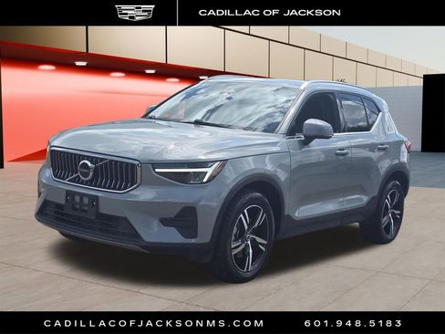 Used 2024 Volvo XC40 B5 Core image 1