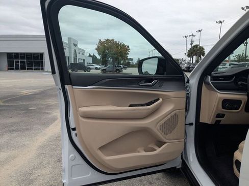 New 2025 Jeep Grand Cherokee Limited w/ Luxury Tech Group II AWD/4WD image 17