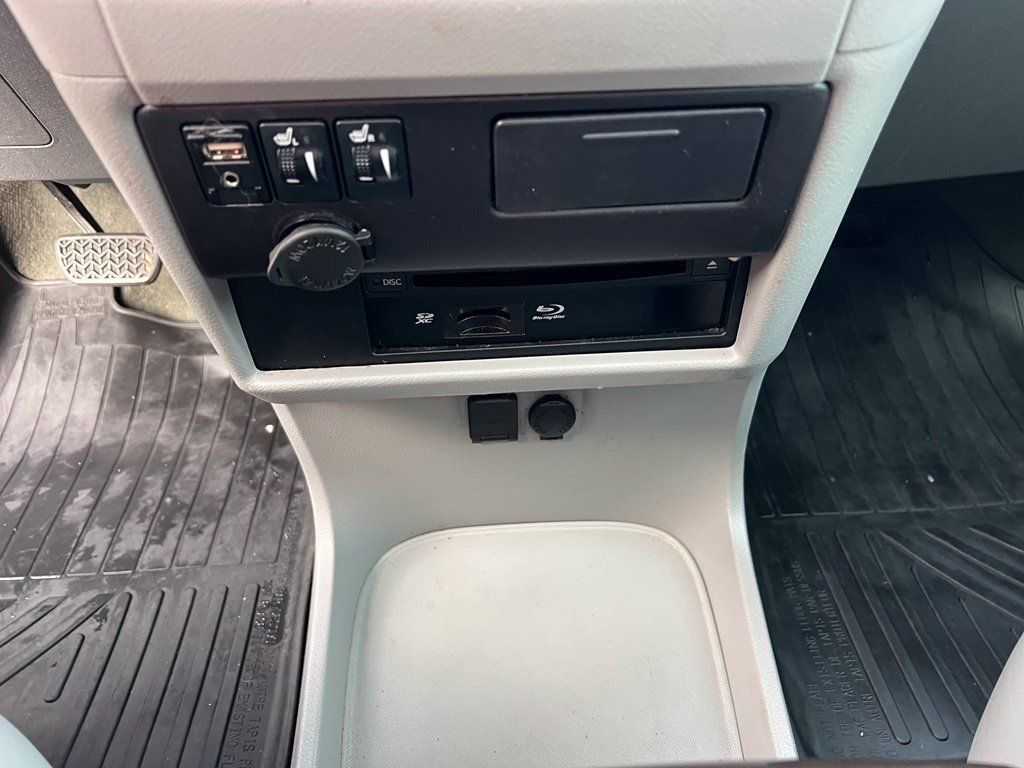 Used 2017 Toyota Sienna FWD image 31