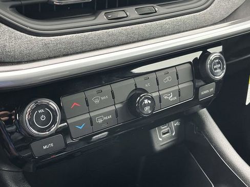 New 2026 Jeep Compass Latitude image 22