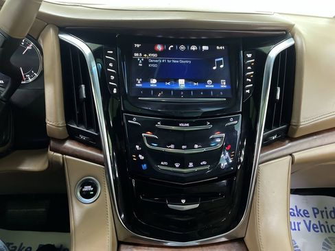 Used 2017 Cadillac Escalade ESV Platinum AWD/4WD image 20