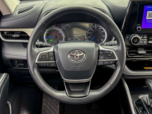 Used 2024 Toyota Highlander XLE AWD/4WD image 17