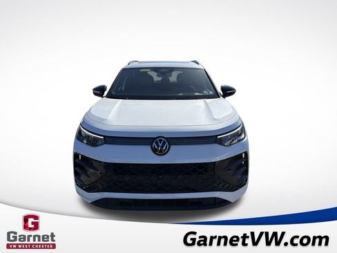 Used 2025 Volkswagen Tiguan SE R-Line image 8