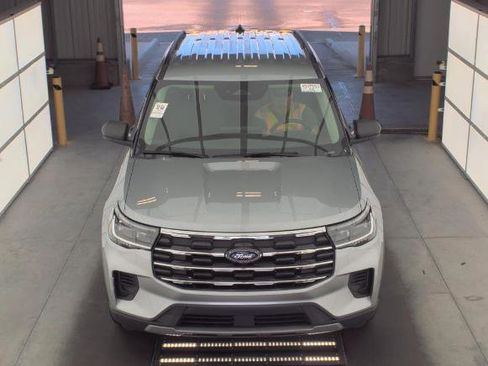 Used 2025 Ford Explorer Active AWD/4WD image 2