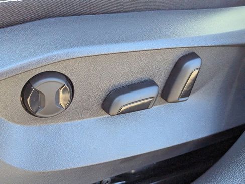 Used 2025 Volkswagen Taos SE w/ Panoramic Sunroof Package image 27