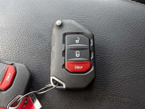 Used 2022 Jeep Wrangler Unlimited Sahara AWD/4WD image 29