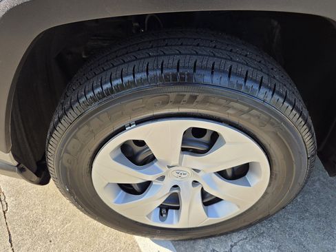 Used 2022 Toyota RAV4 LE image 9