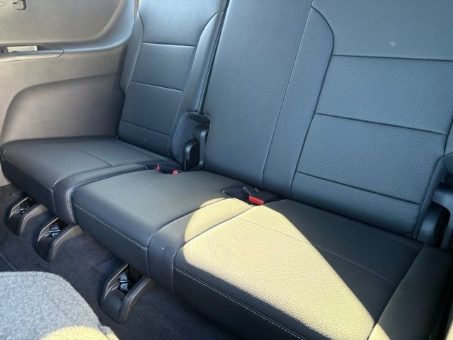 Used 2025 Chevrolet Traverse LT AWD/4WD image 11