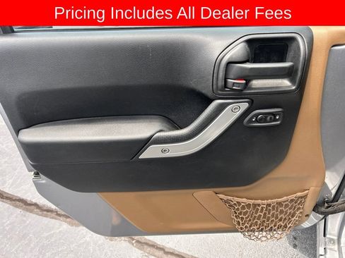 Used 2016 Jeep Wrangler Unlimited Sahara w/ Max Tow Package AWD/4WD image 3