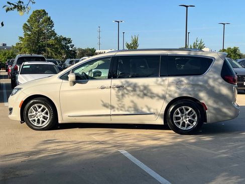 Used 2020 Chrysler Pacifica Touring-L FWD image 6