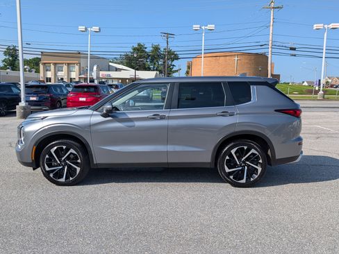 Used 2023 Mitsubishi Outlander SE image 3