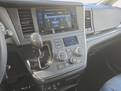 Used 2015 Toyota Sienna SE image 18