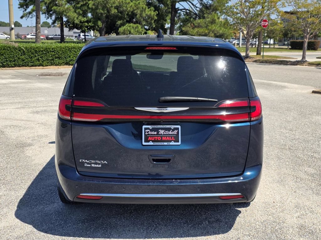 Used 2023 Chrysler Pacifica Touring-L FWD image 3
