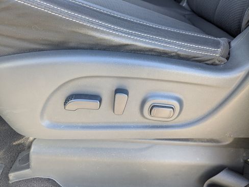 Used 2017 Nissan Titan SV image 29