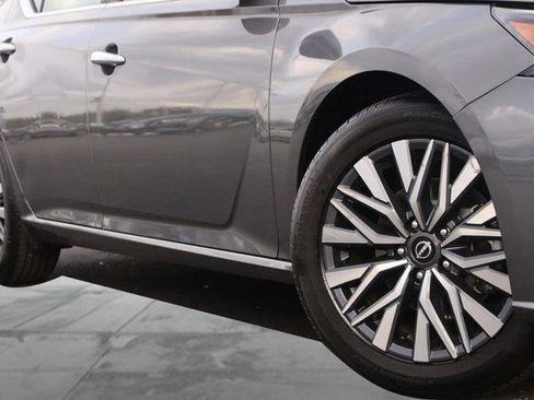 Used 2025 Nissan Altima 2.5 SV image 3