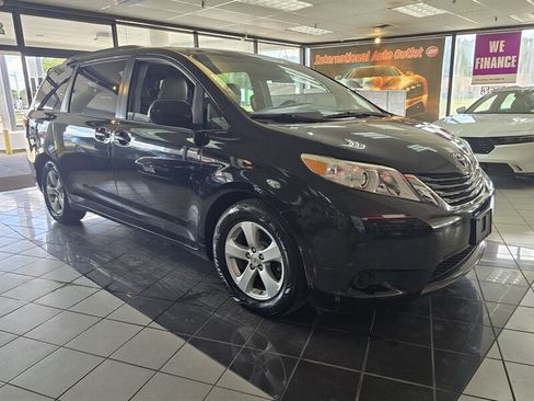 Used 2015 Toyota Sienna LE FWD image 3
