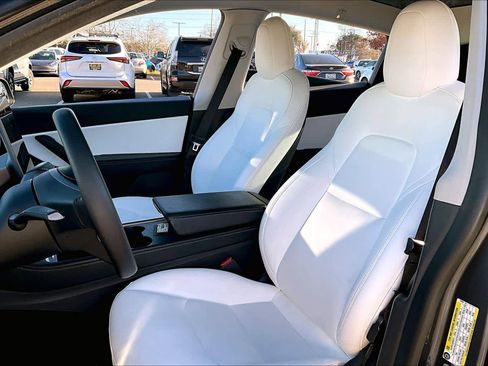 Used 2021 Tesla Model Y Long Range image 7