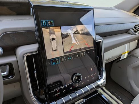 Used 2026 GMC Yukon Denali w/ Denali Reserve Package image 9