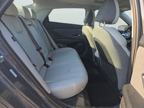 Certified 2025 Hyundai Elantra Limited FWD image 33