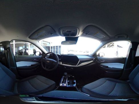 Used 2025 Chevrolet Trax LT image 42