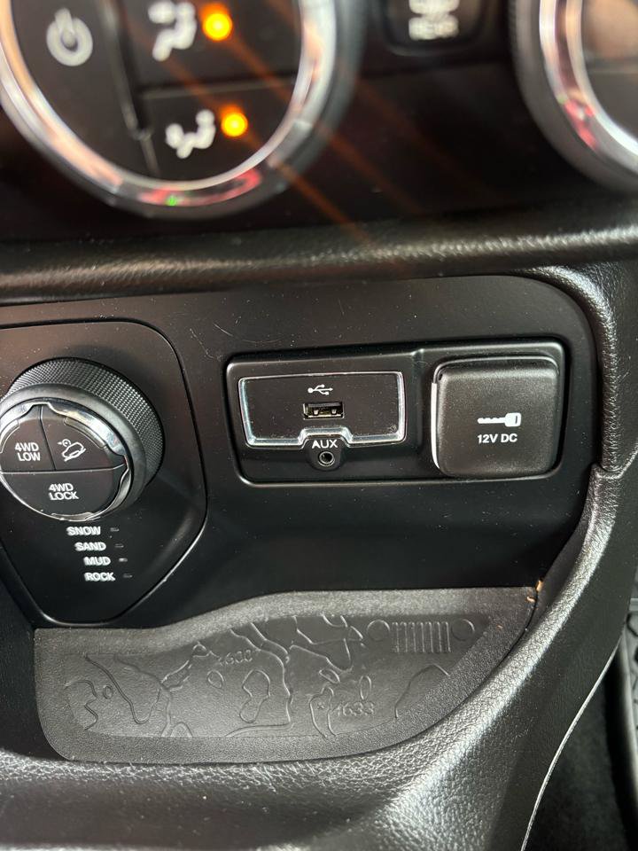Used 2016 Jeep Renegade Trailhawk w/ Premium Trailhawk Package AWD/4WD image 21