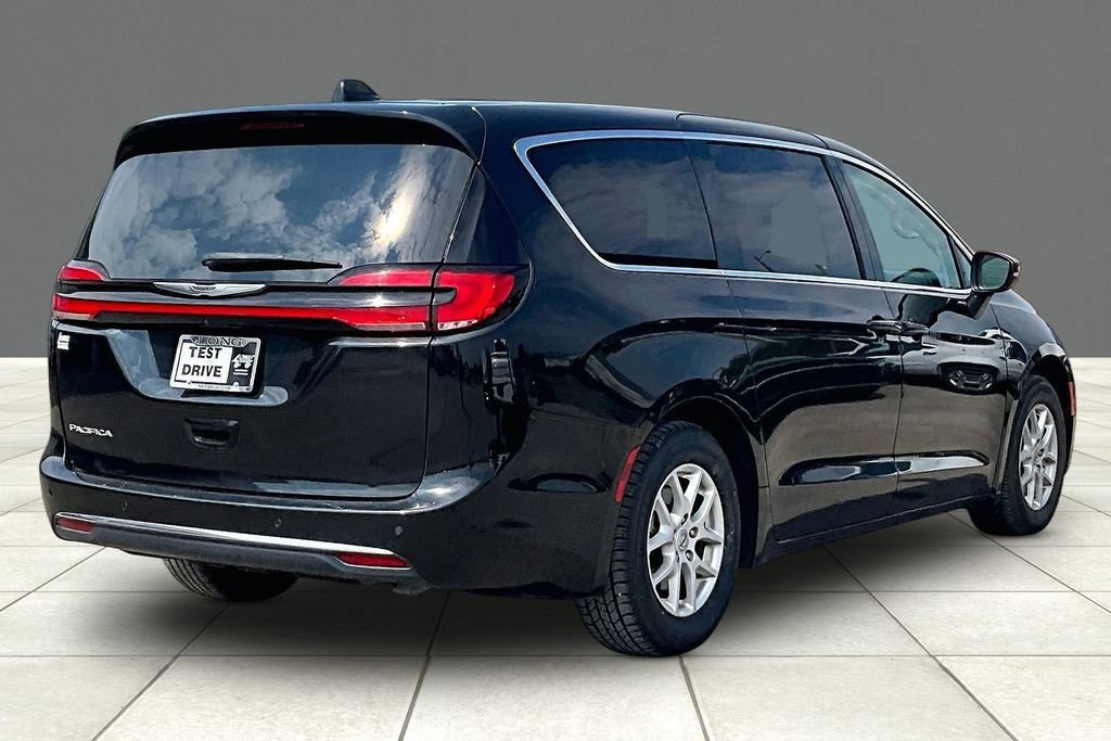 Used 2023 Chrysler Pacifica Touring-L FWD image 2