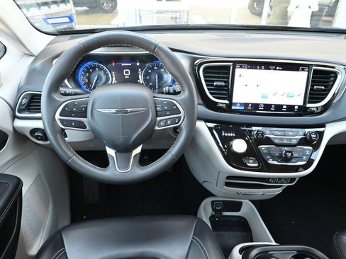 Used 2023 Chrysler Pacifica Touring-L FWD image 20
