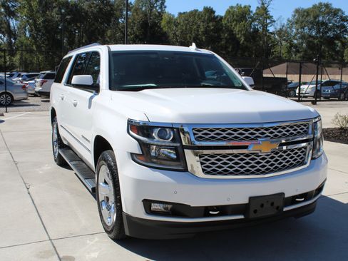 Used 2017 Chevrolet Suburban LT w/ LT Signature Package image 3