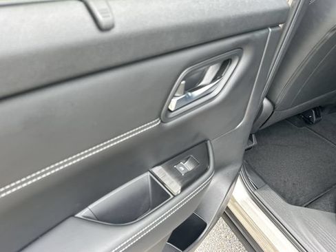 Used 2025 Nissan Rogue SL w/ SL Premium Package FWD image 12