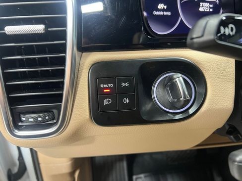 Used 2023 Porsche Cayenne image 19