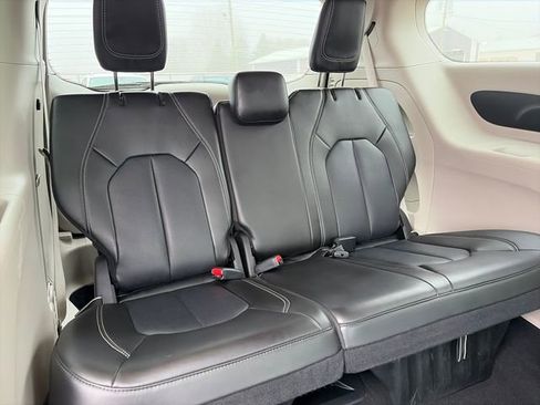Used 2024 Chrysler Pacifica Touring-L FWD image 42
