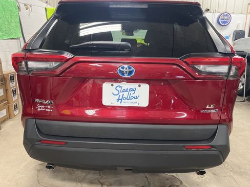 Used 2021 Toyota RAV4 LE image 5