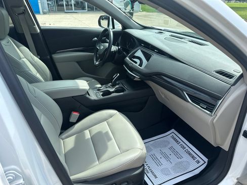 Used 2023 Cadillac XT4 Luxury w/ Cold Weather Package FWD image 27