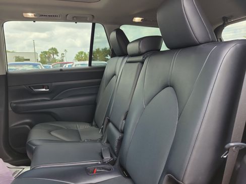 Used 2024 Toyota Grand Highlander XLE FWD image 17