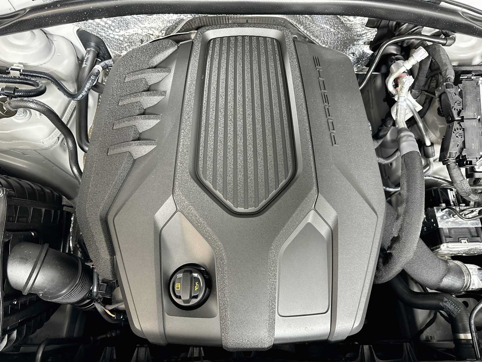 Certified 2025 Porsche Macan AWD/4WD image 31
