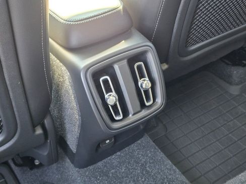 Used 2023 Volvo XC40 B5 Plus image 18