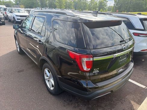Used 2019 Ford Explorer XLT FWD image 3